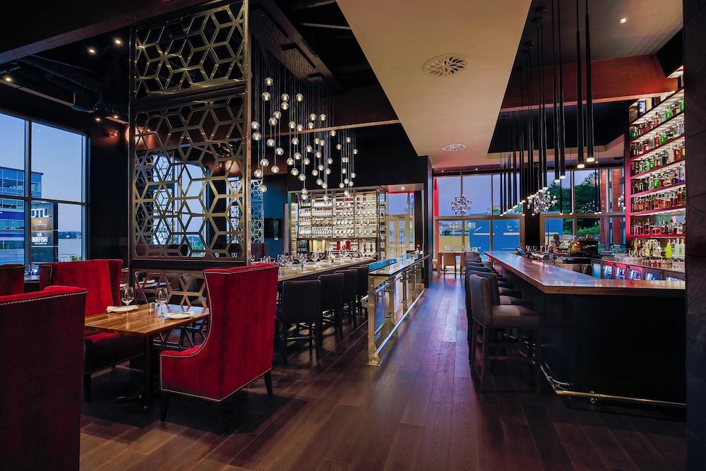Otl Gouverneur Sherbrooke Ngoại thất bức ảnh The bar at the 360° Sky Lounge