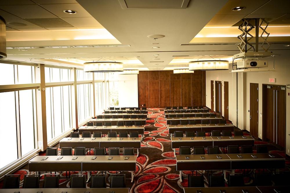 Otl Gouverneur Sherbrooke Ngoại thất bức ảnh The 10th floor of the Marriott Center