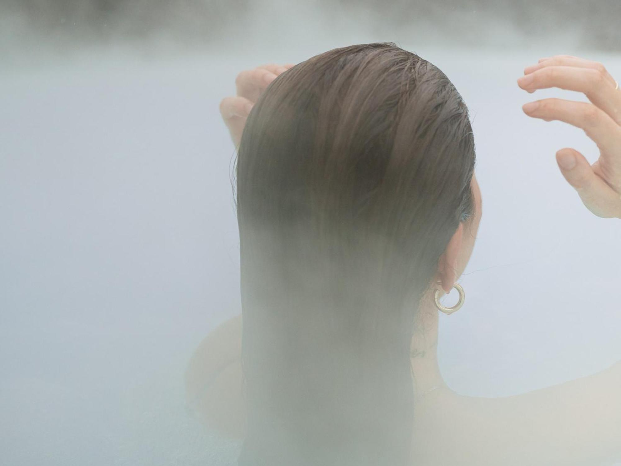 Otl Gouverneur Sherbrooke Ngoại thất bức ảnh A woman in a shower