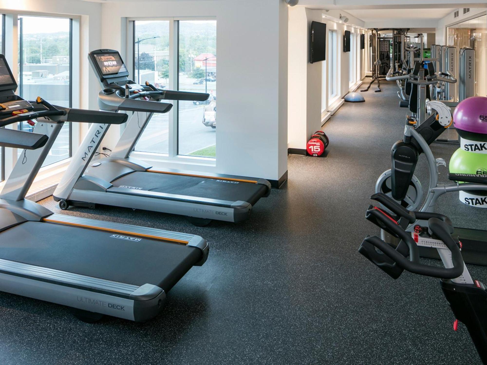 Otl Gouverneur Sherbrooke Ngoại thất bức ảnh The gym at the hotel