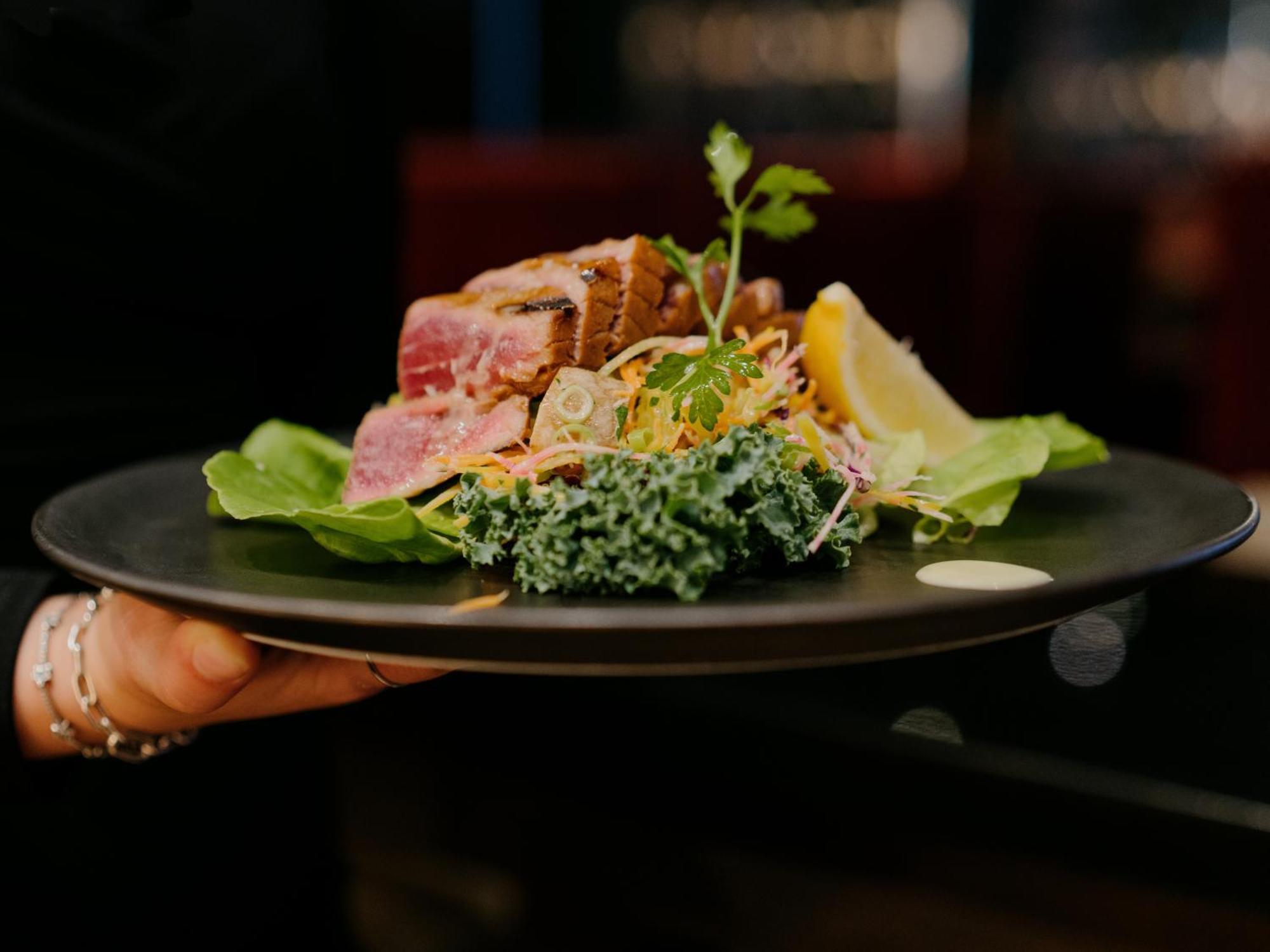 Otl Gouverneur Sherbrooke Ngoại thất bức ảnh A salad