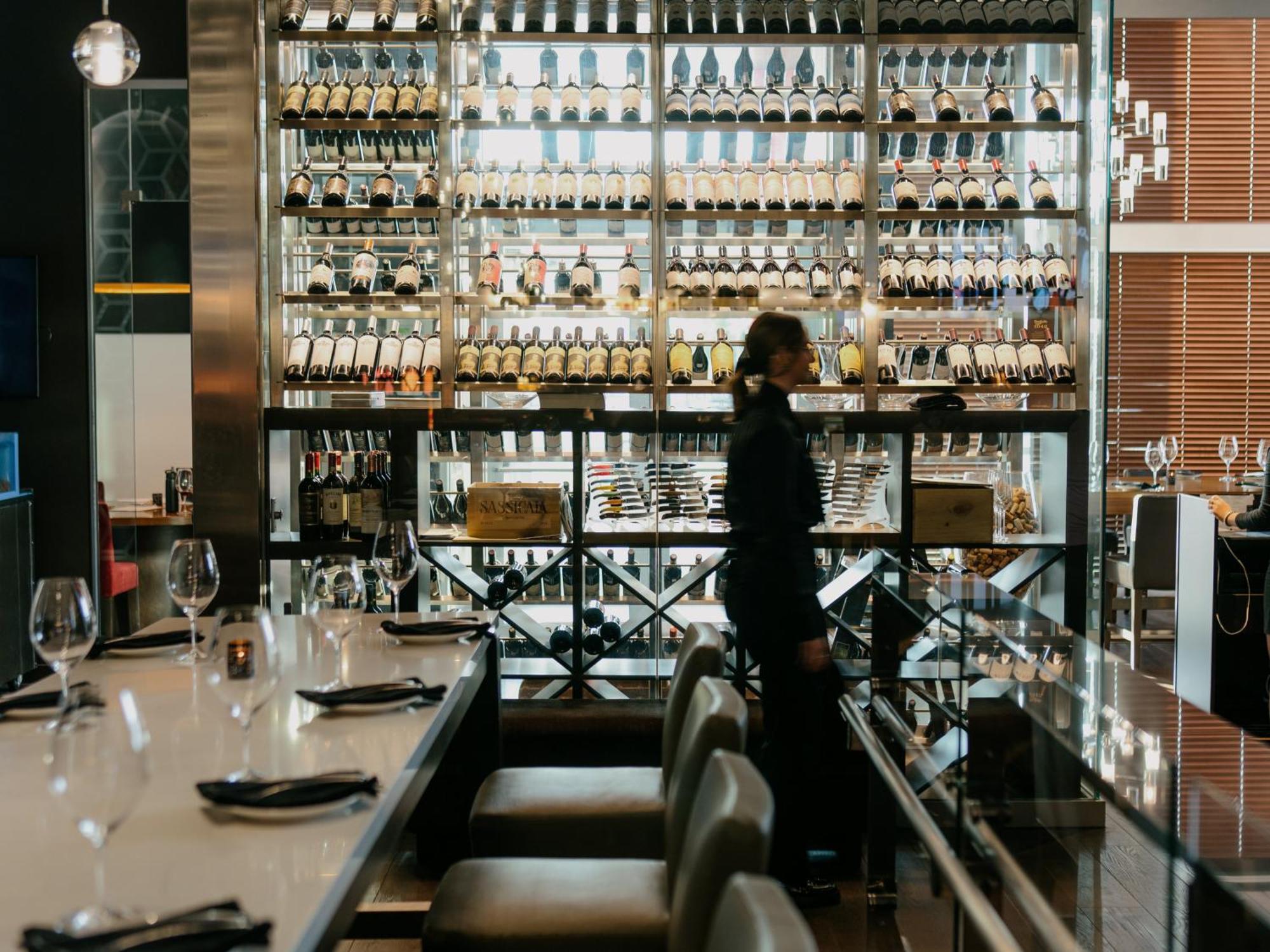 Otl Gouverneur Sherbrooke Ngoại thất bức ảnh Wine bar in Tokyo