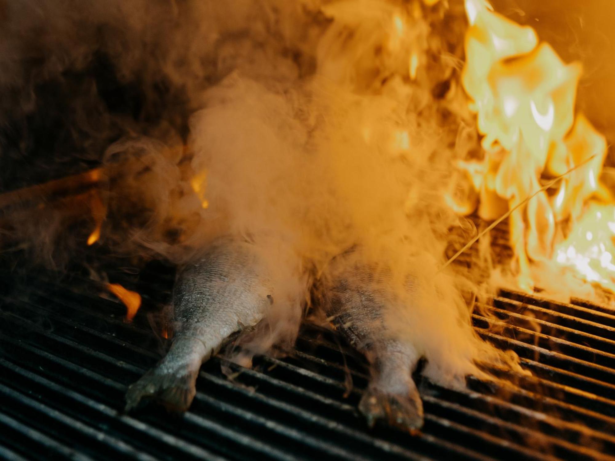 Otl Gouverneur Sherbrooke Ngoại thất bức ảnh Smoked fish