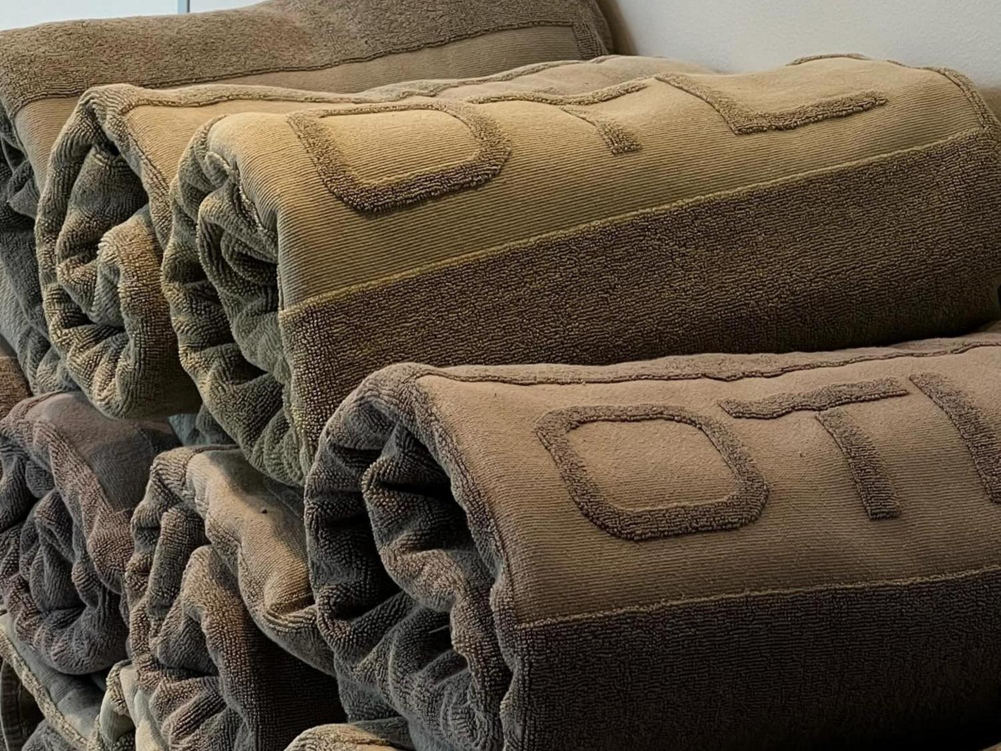 Otl Gouverneur Sherbrooke Ngoại thất bức ảnh A stack of rolled up futons