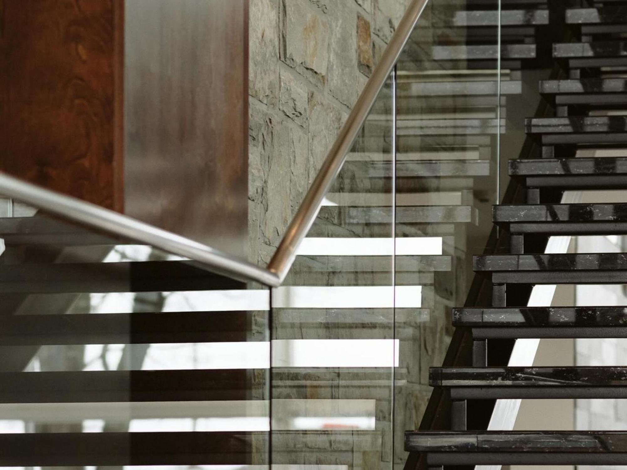 Otl Gouverneur Sherbrooke Ngoại thất bức ảnh A glass balustrade