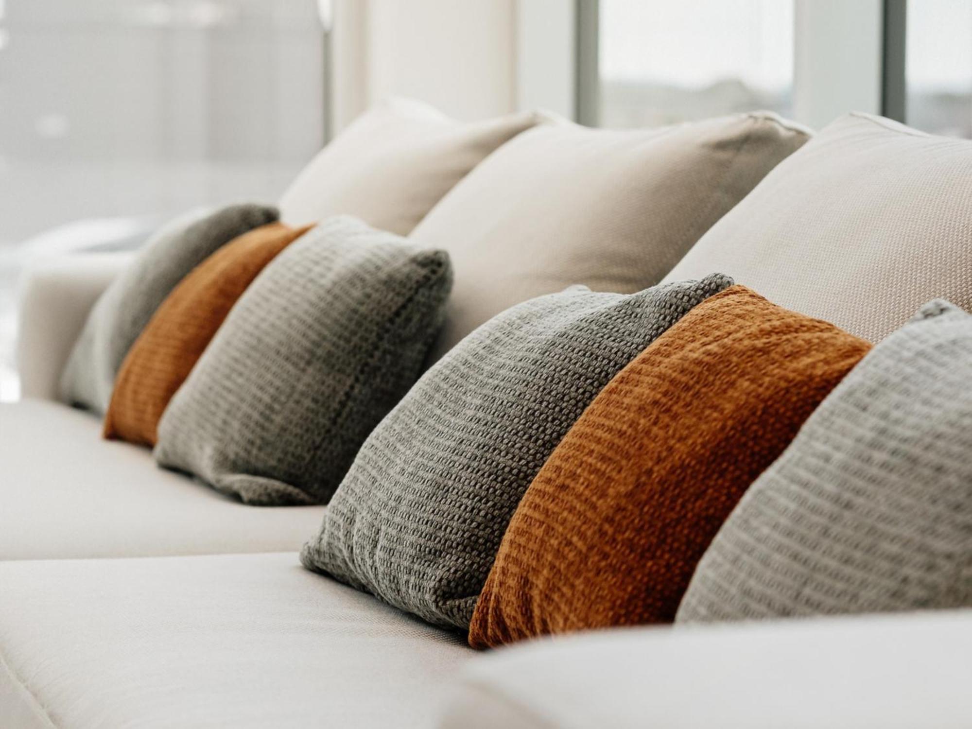 Otl Gouverneur Sherbrooke Ngoại thất bức ảnh Cushions on a sofa