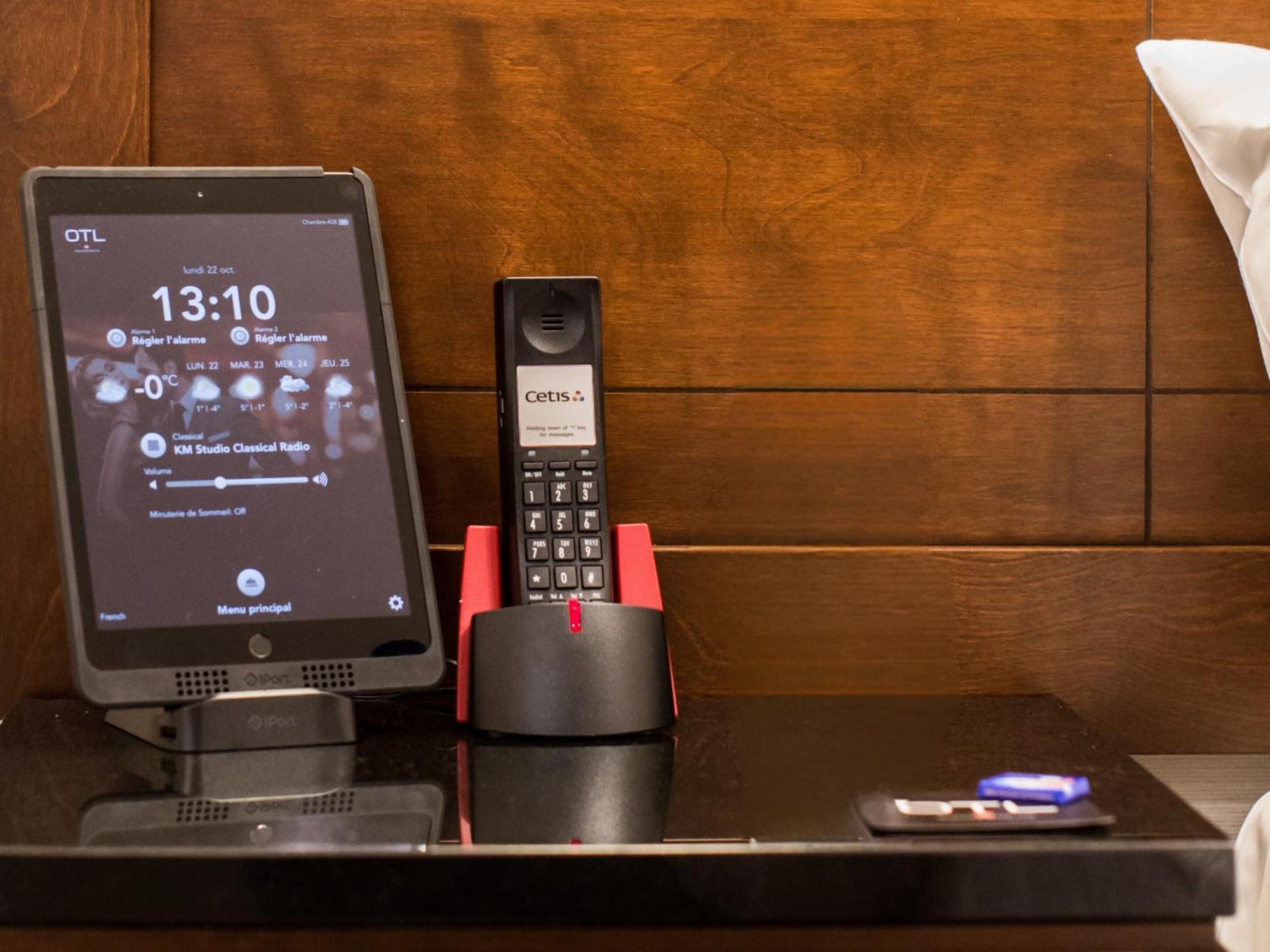 Otl Gouverneur Sherbrooke Ngoại thất bức ảnh A phone and a tablet in a hotel room