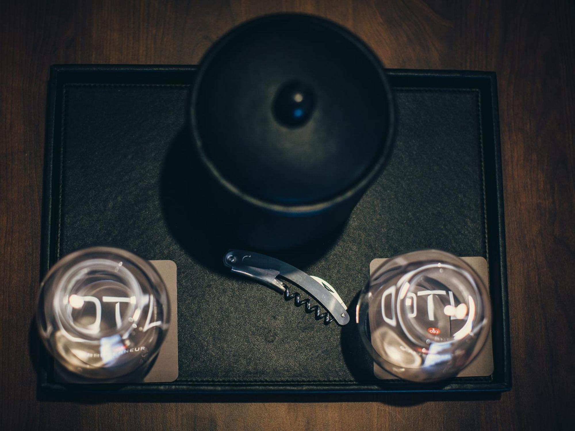 Otl Gouverneur Sherbrooke Ngoại thất bức ảnh A bellboy's bell