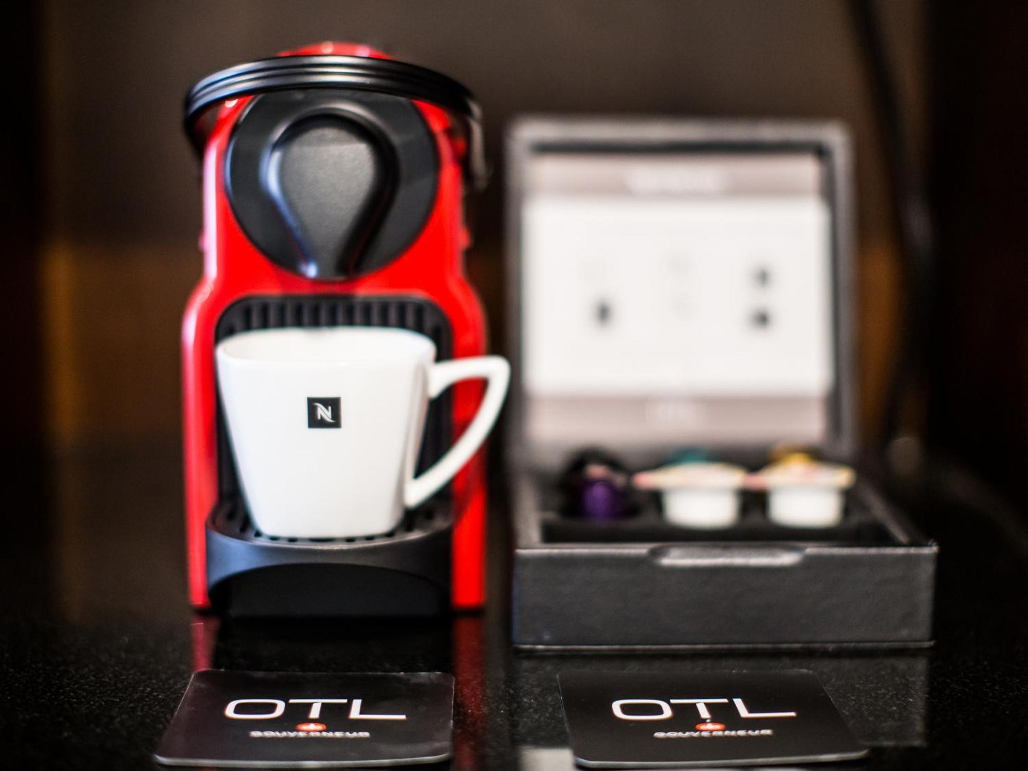 Otl Gouverneur Sherbrooke Ngoại thất bức ảnh A Nespresso Inissia coffee machine