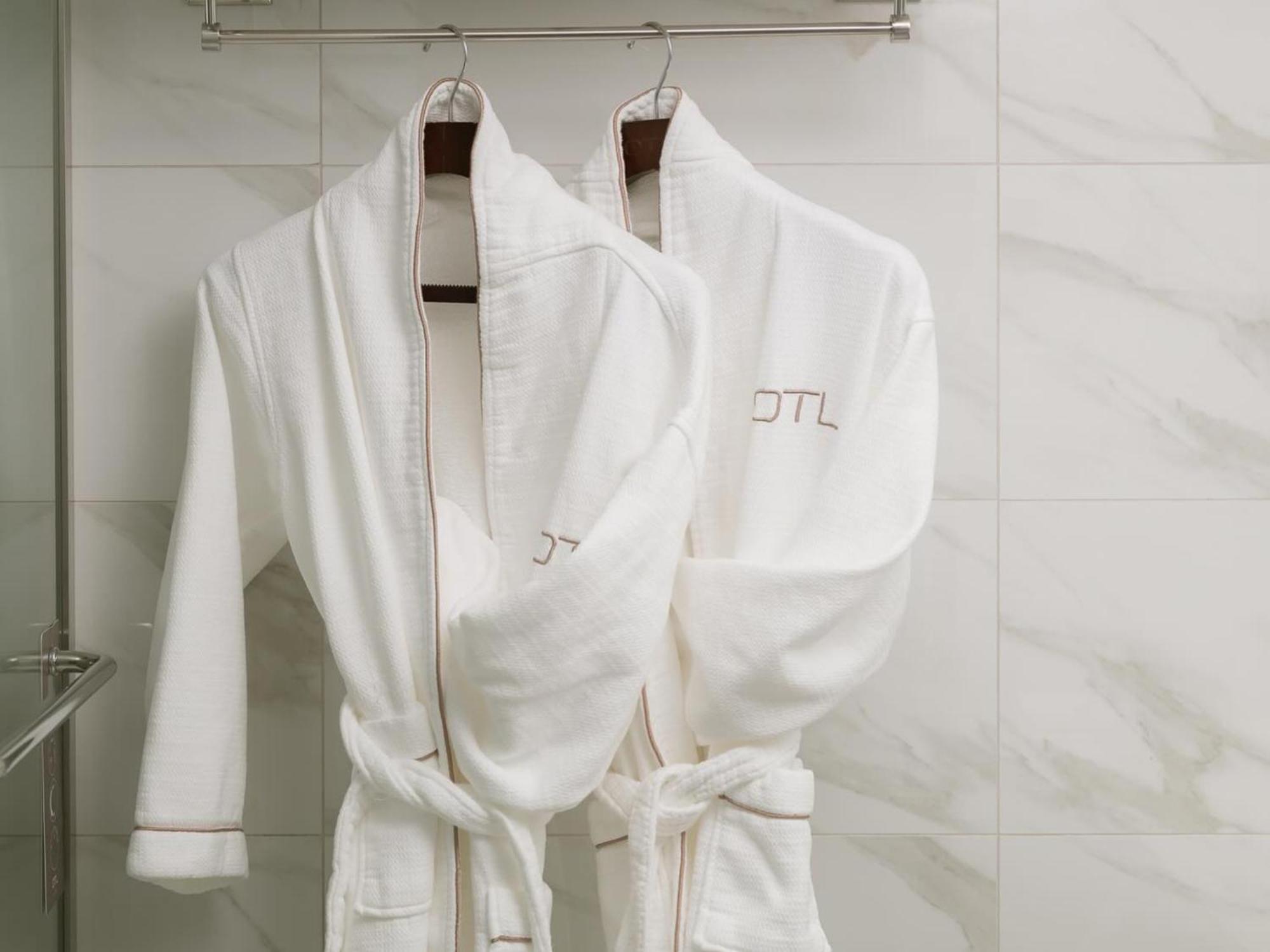 Otl Gouverneur Sherbrooke Ngoại thất bức ảnh Bathrobes